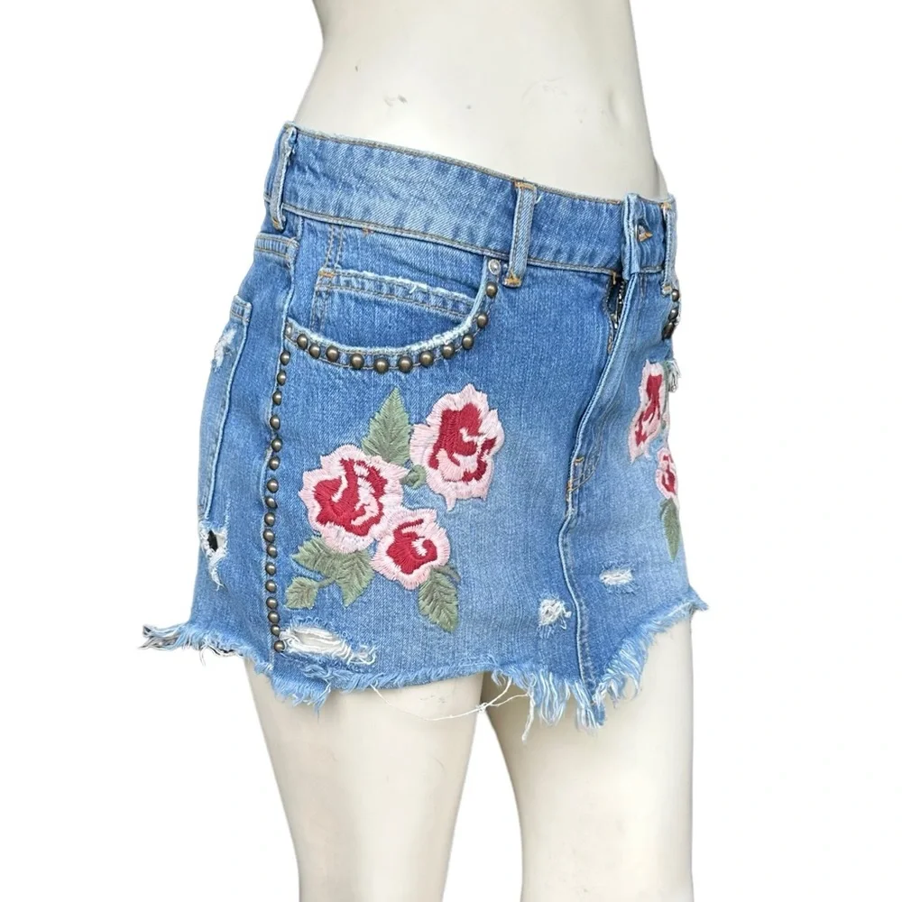 Free People Medium Wash Denim Studded Distressed Floral Mini Skirt Size 26